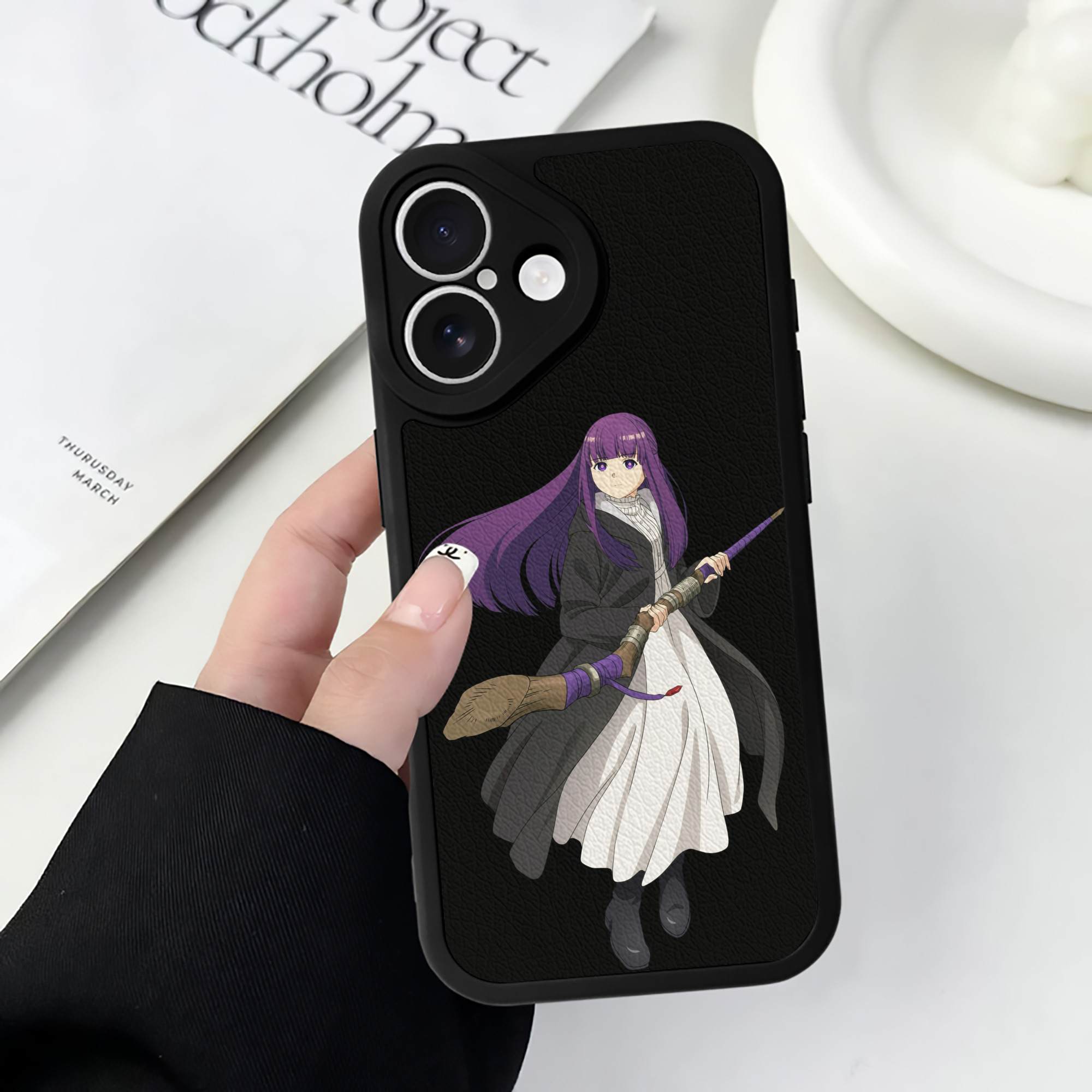 （画像用） 葬送のフリーレン Frieren 【iPhone 16シリーズ対応】シリコンスマホケース（レザー調） 材質：シリコン